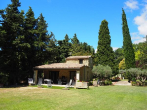 Charming holiday home with private garden, Bédarrides